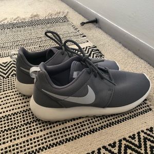 LIKE NEW NIKE ROSHES